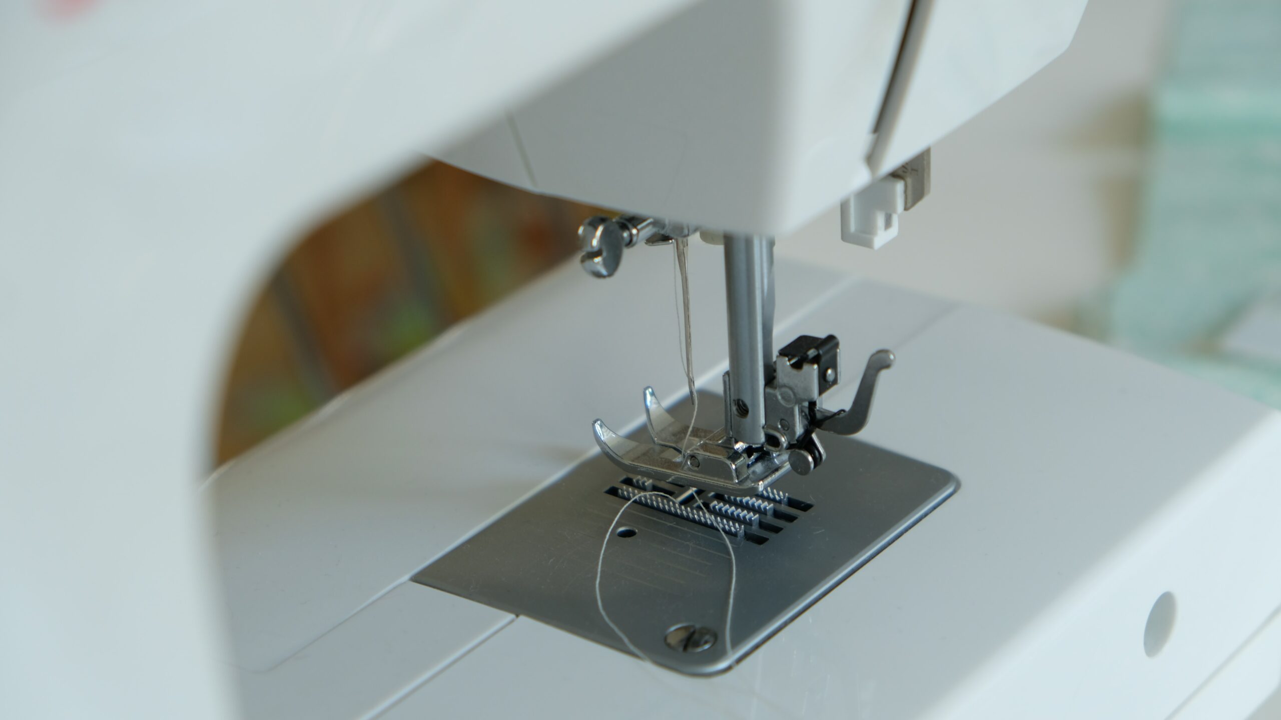 Handheld Sewing Machine 101 – Worth It? (Best Machines)