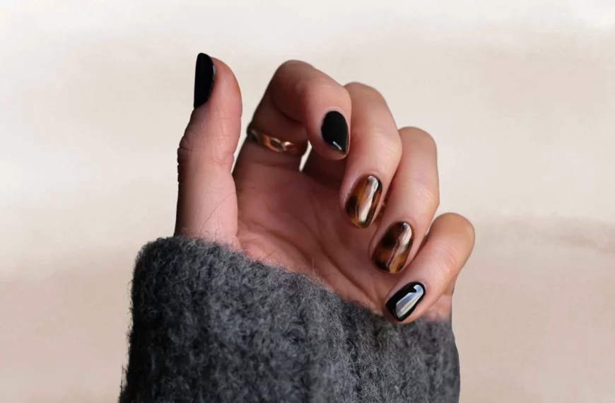 Acrylic vs Dip Nails: Which Manicure Suits You?